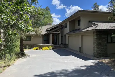 Image de Grand salon intérieur / extérieur, façade de terrain de golf, bain à remous, vélos, tennis de table