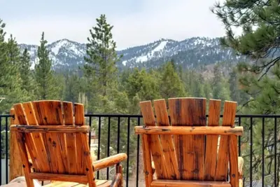 Image de Rare Bear Luxury Cabin près des pistes de ski / ville avec de belles vues sur les pistes de ski