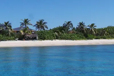 Image de Plage isolée de sable Accueil Oceanfront, piscine, parfait pour les plongeurs