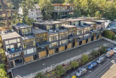 Image de Meilleur endroit en ville! Contemporain 2 bd / 2. 5ème maison de ville, centre-ville de Hood River, grandes vues, 6 personnes