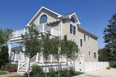 Image de Avalon Nj \"Nouveau\" à l'envers, près de la ville et de la plage avec spa / piscine en pierre!
