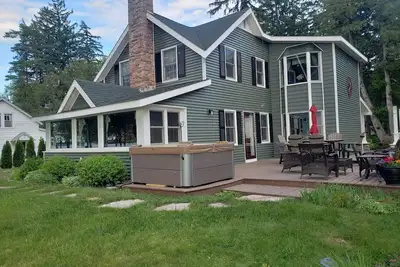 Image de Spacieux Waterfront Home Dans Mille Îles!