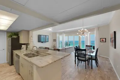 Image de Littoral Chic 2-Bedroom Penthouse. Comprend Gratuits chaises de plage et Wif-Fi!