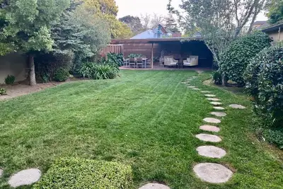 Image de Nouveau! Maison rénovée! À seulement 4 pâtés de maisons de l'avenue Burlingame / Caltrain / Ofs 8 minutes