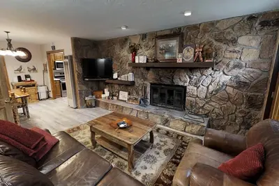 Image de En ville, spa, W / D, foyer, barbecue au gaz, sur la rivière