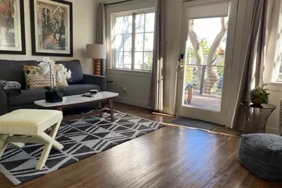 Image de Maison moderne avec Isolé studio, Vues, ​​patio, et à proximité de Sunset