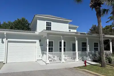 Image de Maison de plage familiale parfaite! Rue calme, garage, balcon et cour privée!