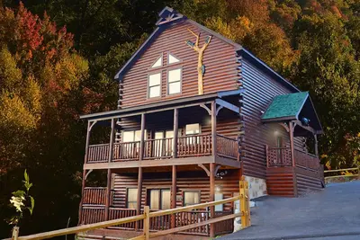 Image de Luxe spacieuse Log Home Convenient au centre-ville, sans frais cachés