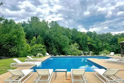 Image de Retraite d'Ivy Springs. Lac privé, piscine, bain à remous. À quelques minutes de la ville et des vignobles