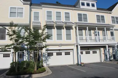Image de Belle Maison De Ville Dans Une COMMUNAUTÉ FERMÉE 4 Br \/ 3. 5 salles de bain