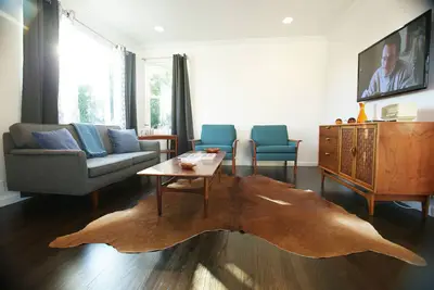 Image de Proche De La Plage! Conviviale et familiale. 2 Patios extérieurs privés et garage