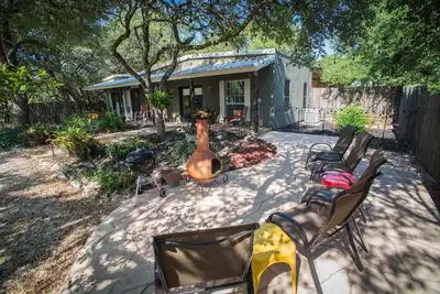 Image de Un complexe familial qui accepte les animaux vous attend dans le calme Texas Hill Country
