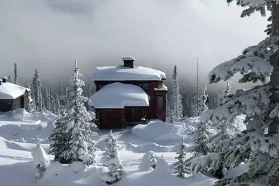 Image de Powder Peaks - Luxueux chalet skis aux pieds sur le dessus de la plume