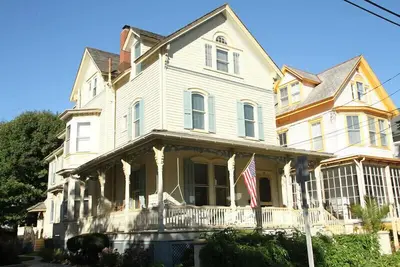 Image de 7 lits, 6 salles de bain, juin 2020, intérieur moderne, extérieur victorien, proche de tout