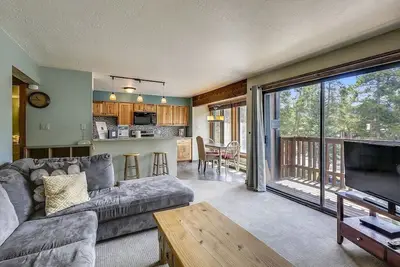 Image de Rénové! Ski-in / out! À quelques pas de l'ascenseur! Wifi gratuit!