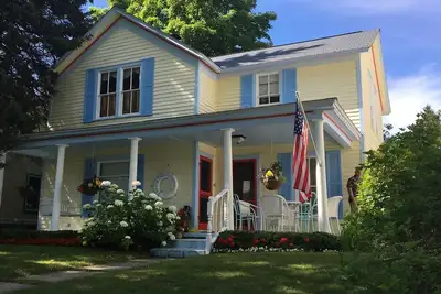 Image de Beach Breeze Cottage, Ă quelques pas de la plage, pour 12 personnes.