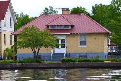 Image de Station de la Garde côtière historique sur Keweenaw Bay, à distance de marche de la plage!
