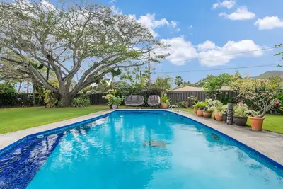 Image de Jardins tropicaux, 4 Bdr, grande cour, piscine, 5 min à pied de la plage, Koi Pond, Kailua