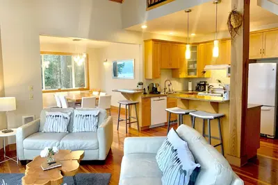 Image de Oceanfront House sur 3 acres avec bain à remous et plage privée et quai