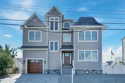 Image de Vacances dans le style! Tout nouveau secteur riverain 5br \/ 6ba avec piscine - magnifiques couchers de soleil!