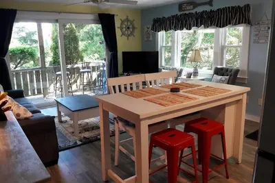 Image de Condo Sunny Spacious De 2 Chambres Avec Pont Et Parking Hors De La Rue,