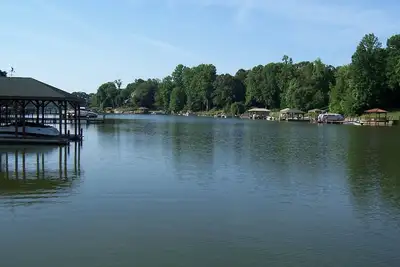 Image de Tarifs incroyables! ! Lakefront! ! Famille-Freindly. Grande piscine Quiet Cove.
