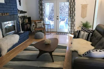 Image de Maison de ville avec terrasse dans le centre-ville de Los Alamos. Les taux du gouvernement disponibles.