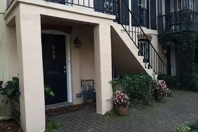 Image de L'appartement de jardin avec une table de Murphy