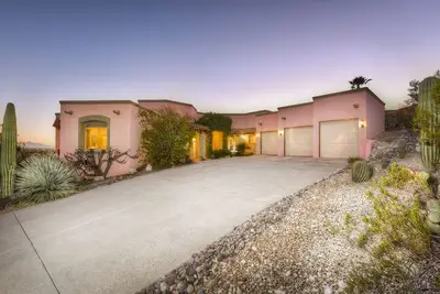 Image de Maison Foothills personnalisée avec vue imprenable à 360 °, bain à remous privé et terrasse