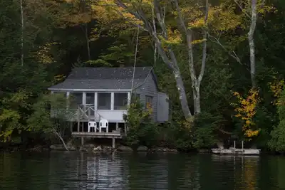 Image de Chalet privé trois saisons niché dans les bois sur la rive du lac vierge du Maine