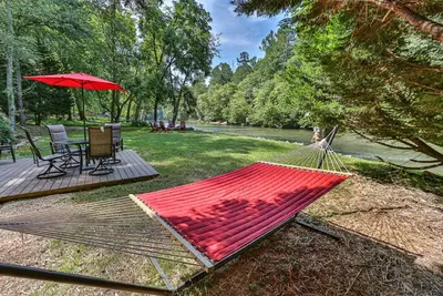 Image de Edgewater dreams- se situe sur les rives de la rivière Coosawattee!