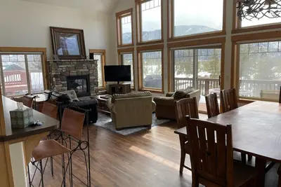 Image de Famille d'accueil spacieux en ville avec Spectaculaire lac et les montagnes