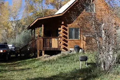 Image de River Home: découvrez une maison en rondins isolée le long de la rivière San Juan