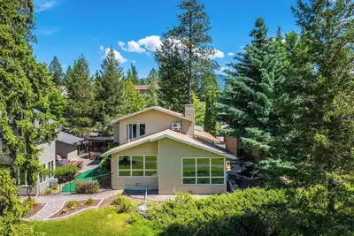 Ski Big Mountain, Golf Meadow Lake, ou visitez le glacier de cette maison familiale