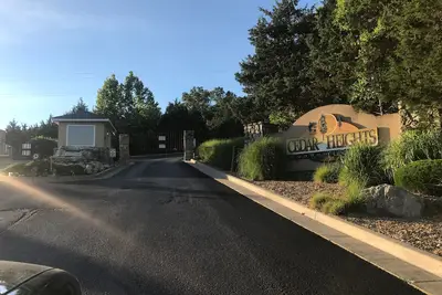Image de Nouveaux tarifs! Pont nouvellement amélioré! Porte de sécurité! Water Front Condo! Pas De Pas!