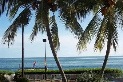 Image de Vue panoramique sur l'océan, piscine, bain à remous, tennis et pêche