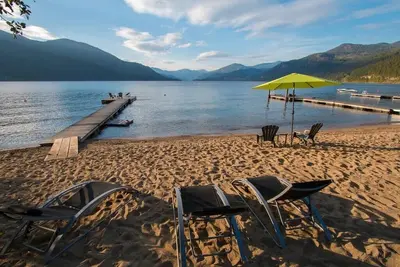 Image de Niché sur la rive du lac, bain à remous, cheminée, taux de fin d'été étonnants