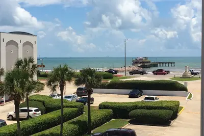 Image de Belle suite récemment rénovée avec vue sur la plage!