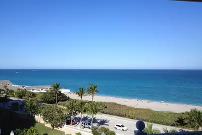 Image de Condo 2 chambres mis Ă jour Ă Jupiter Beach Ocean Raquette avec une courte promenade Ă la plage