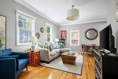 Image de Soak up the Light at a Chic Duplex 6 Blocks From King Street