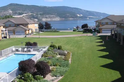 Image de Emerald Beach Villas, Condo au bord de l'eau au lac Wood