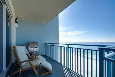 Image de Chaises de plage inclus! Grill sur le balcon! Condo en bord de mer près de Pier Park
