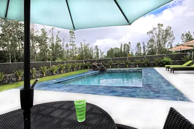 Image de Maison de style plantation sur 2 acres avec piscine