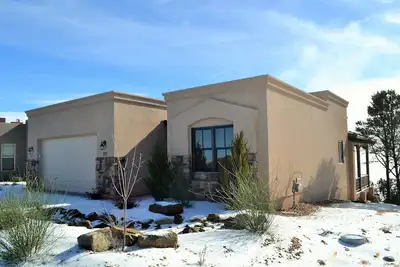 Image de Nouvelle maison de terrain de golf avec une vue magnifique sur la montagne
