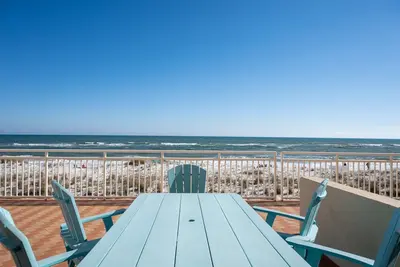 Image de Beach Front Condo, 2br w / 1 King, 2 Queens, rez de chaussée, grand balcon Walk-Off!
