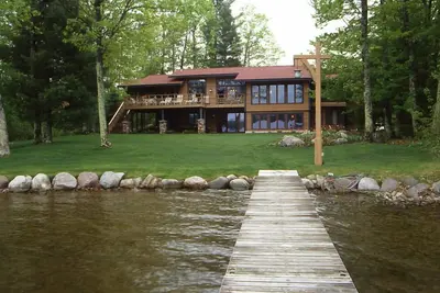 Image de Belle maison de lac de style artisan