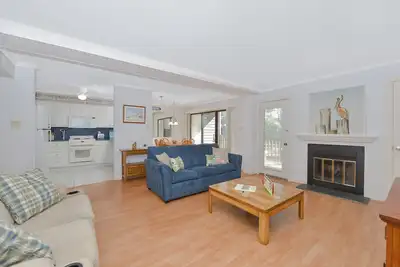 Image de 2 Br 2 Ba Unit avec une énorme piscine