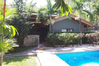 Privé et spacieux, maison de 2 chambres / 2 salles de bains rénovée à Tamarindo