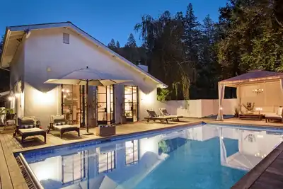 Image de Elegant Creekside Villa, piscine, spa, pétanque, gated circle dr, pelouse, chargeur Tesla