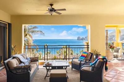 Image de Belle 2br + petite tanière, w vue imprenable sur l'océan. Situé sur une communauté sécurisée